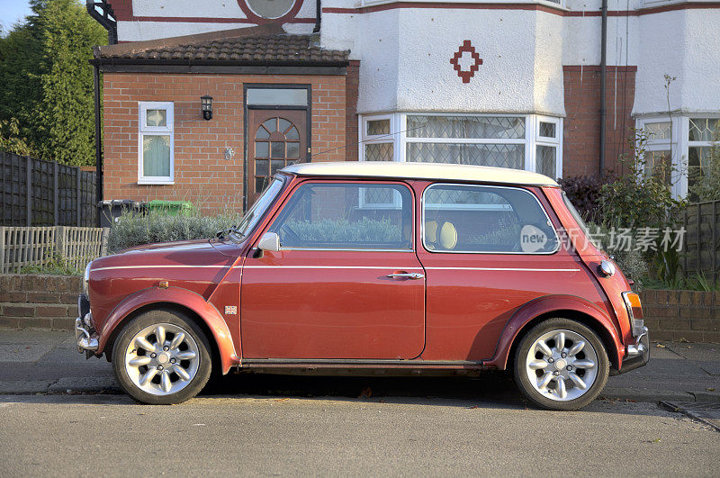 英国场景:典型的英国郊区与Mini Cooper